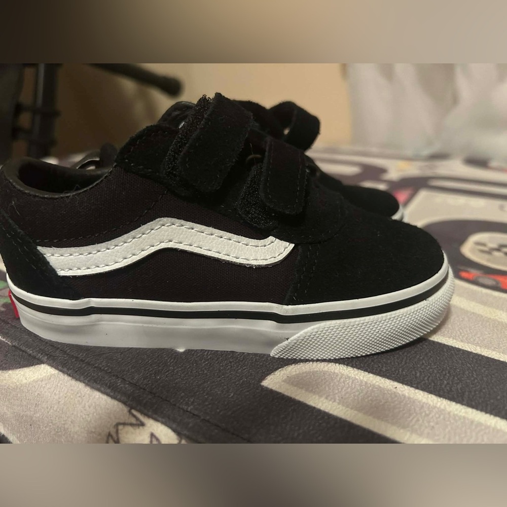 Toddler Vans Old Skool V Black and White Velcro Sneakers 8c NEW